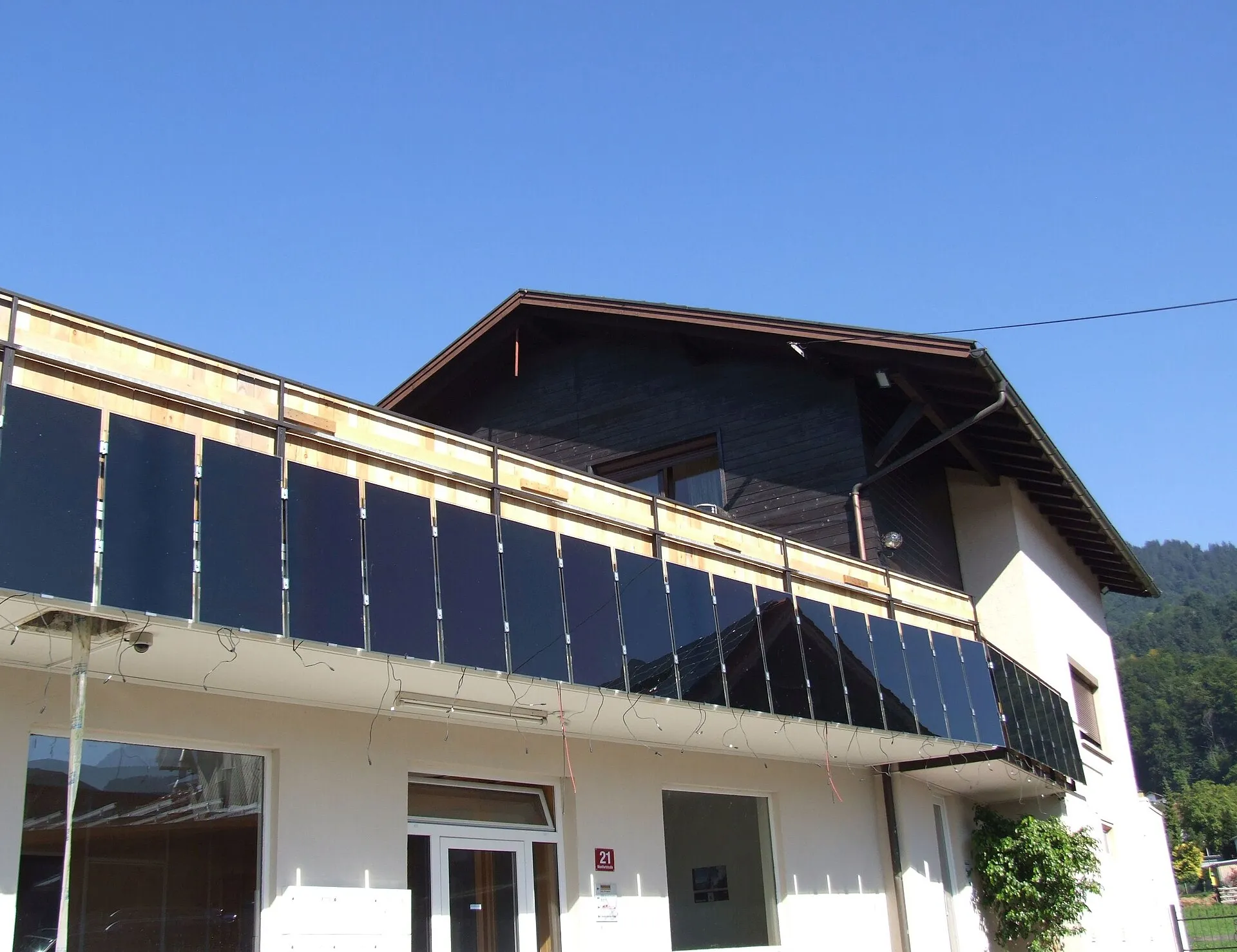 Garde-corps de balcon entièrement couvert de panneaux solaires, sur une maison