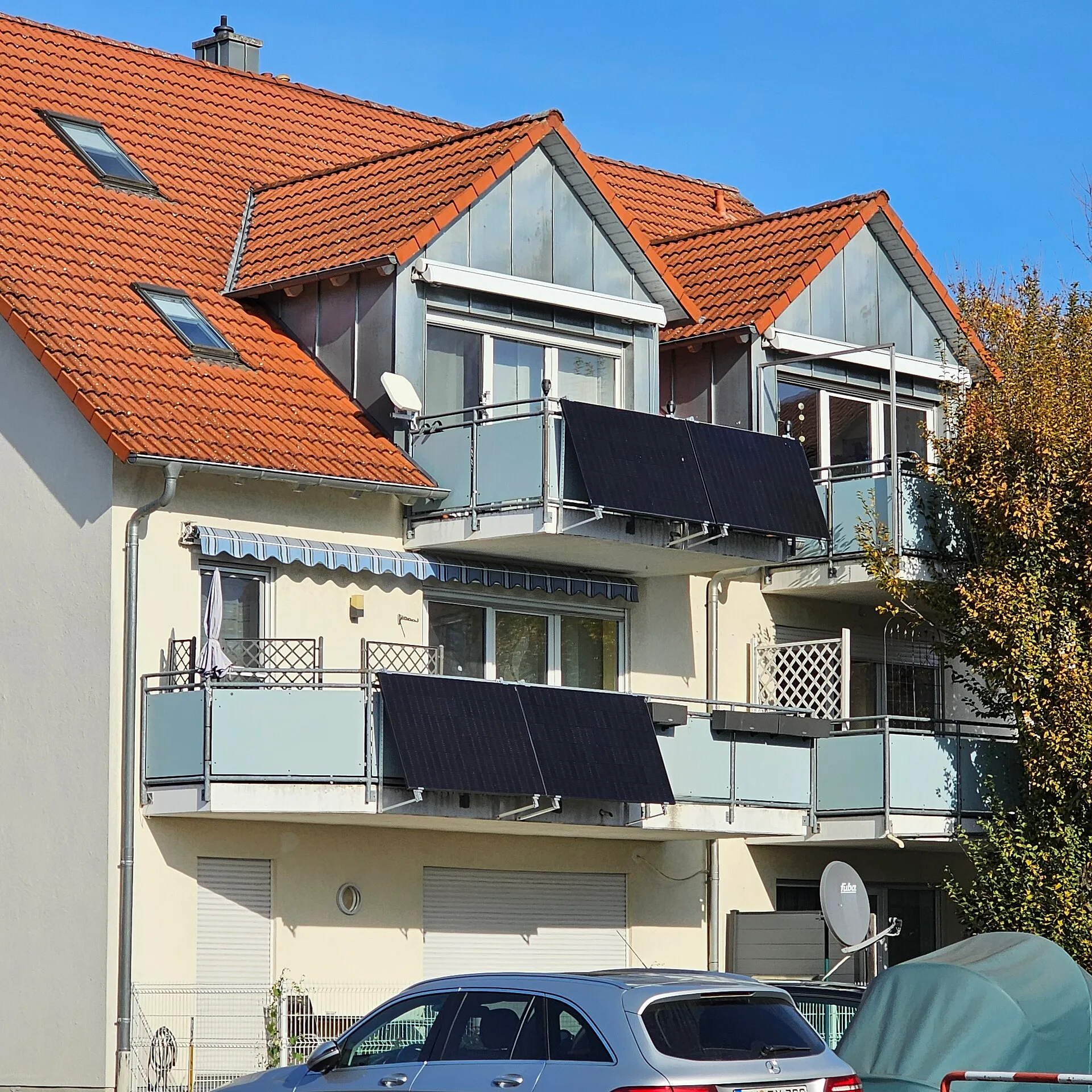 Immeuble d'habitation avec des panneaux solaires fixés aux garde-corps de plusieurs balcons