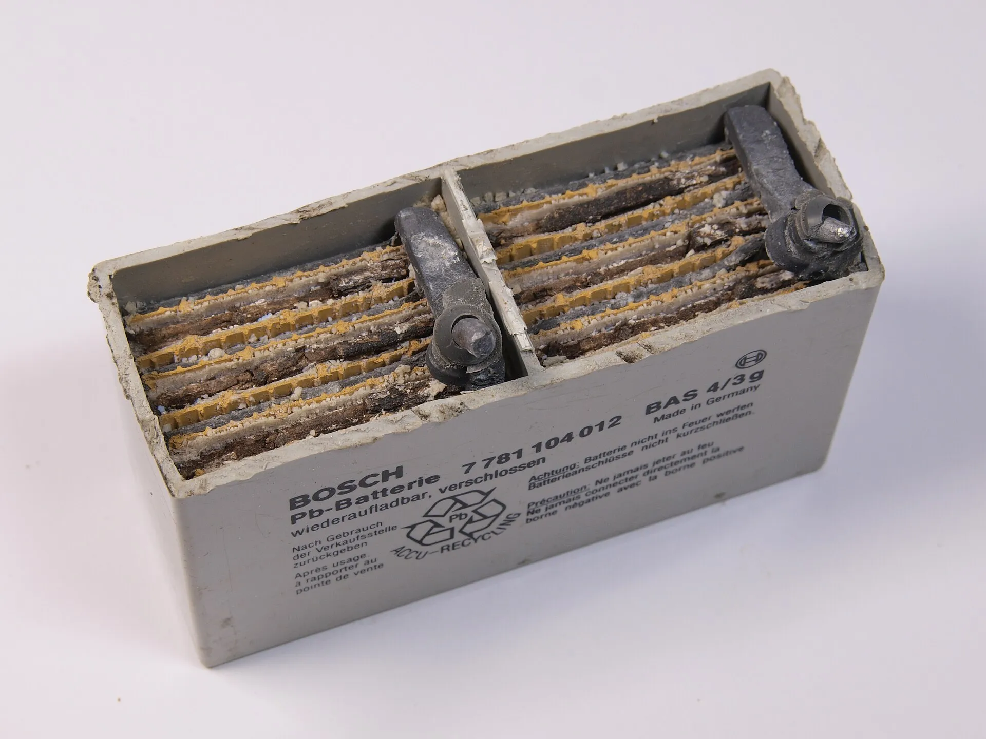 Batterie AGM coupée en deux, montrant les plaques de plomb et les séparateurs en fibre de verre