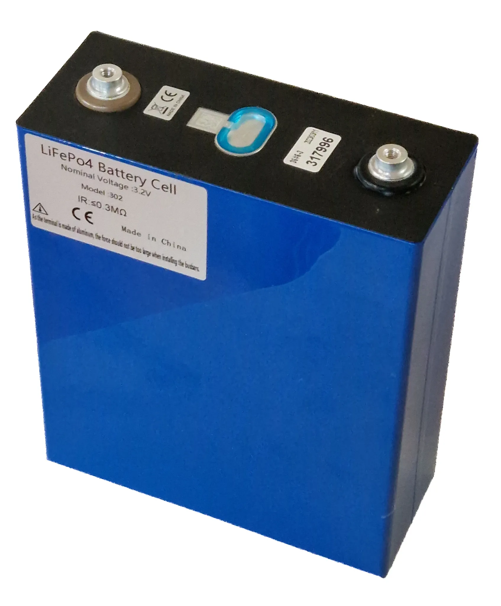 Une cellule de batterie LiFePO4 seule : un bloc rectangulaire bleu avec ses deux bornes sur le dessus, sur fond blanc