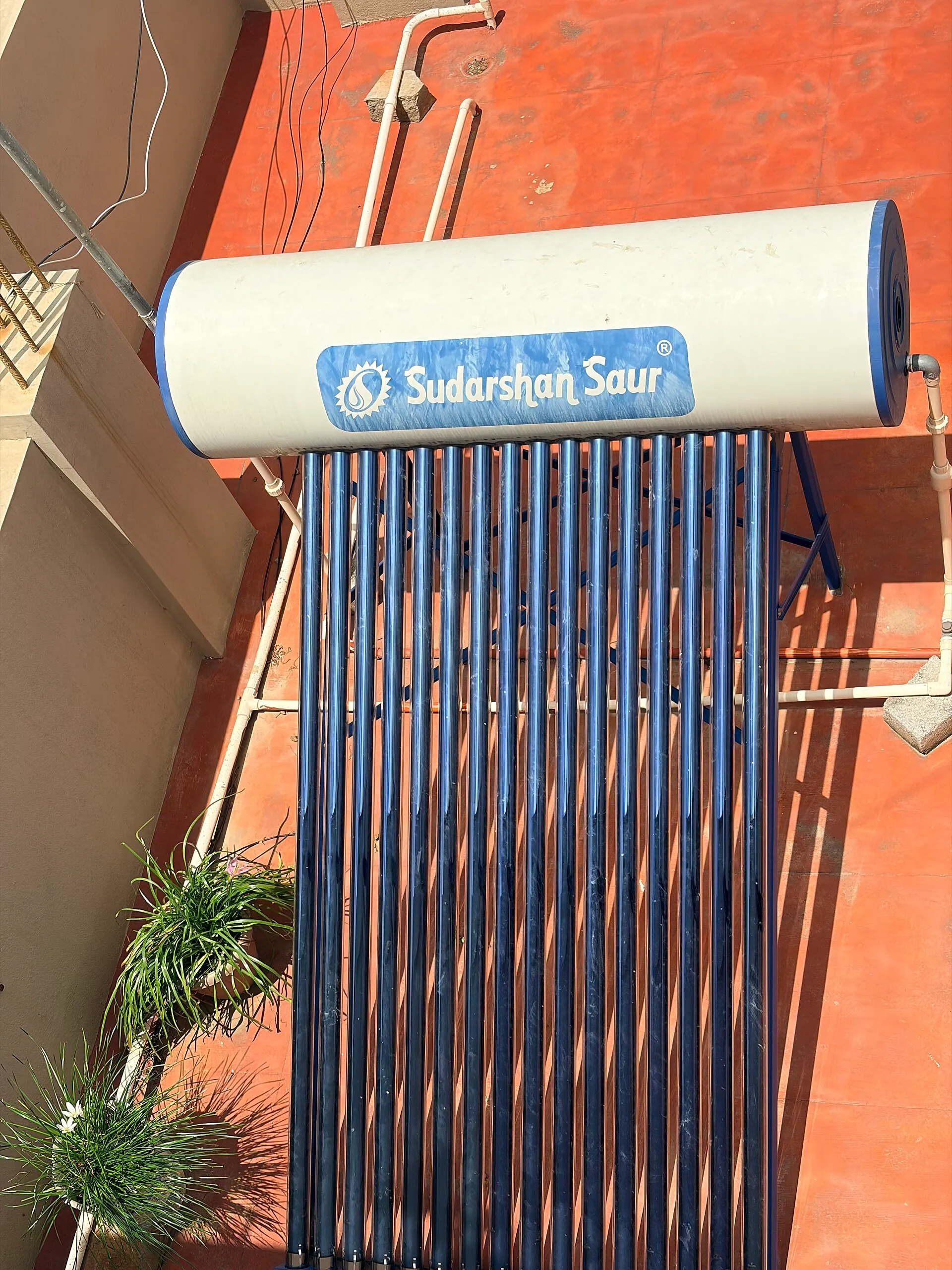 Chauffe-eau solaire monobloc sur un toit, ballon horizontal posé au-dessus de capteurs à tubes