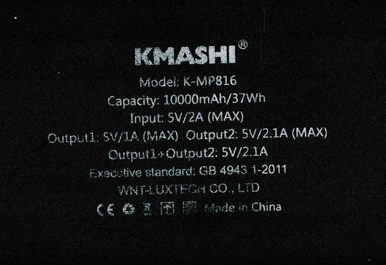 Étiquette au dos d'une batterie externe : « Capacity: 10000mAh/37Wh », avec les tensions d'entrée et de sortie