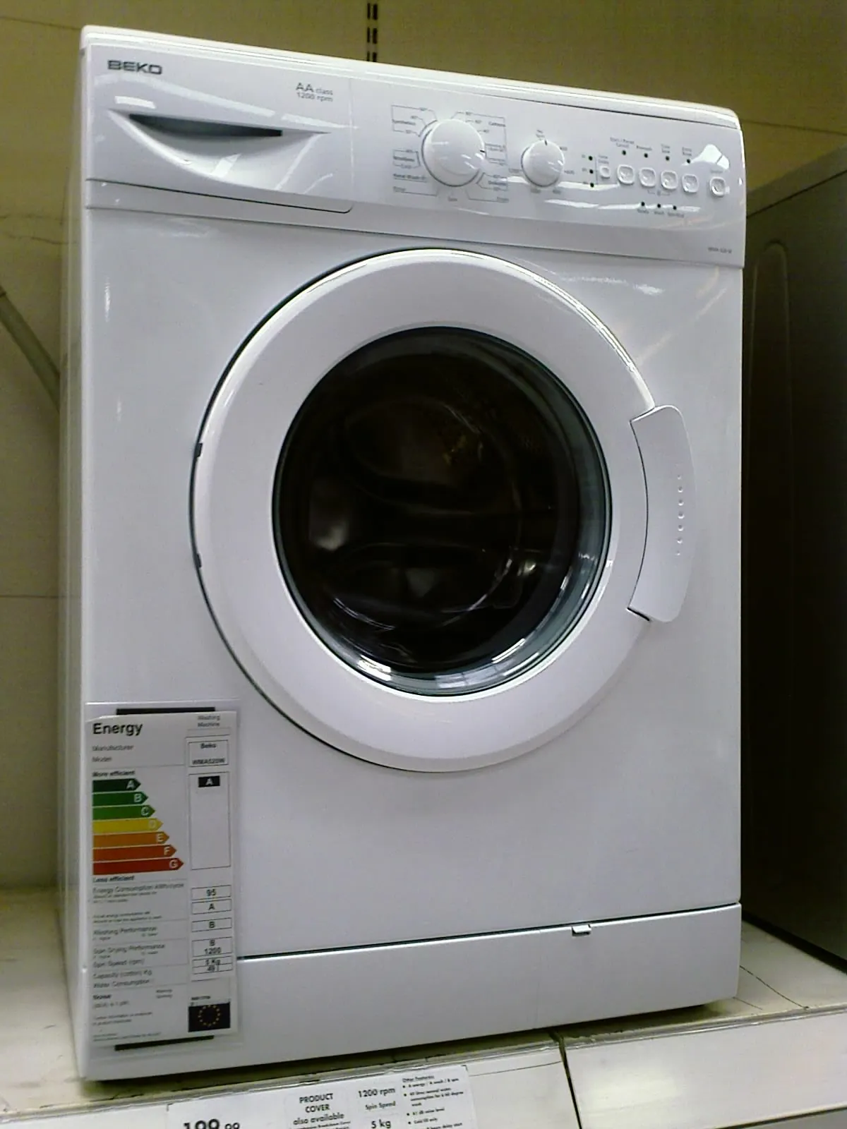 Lave-linge blanc à hublot vu de face, avec son étiquette énergie