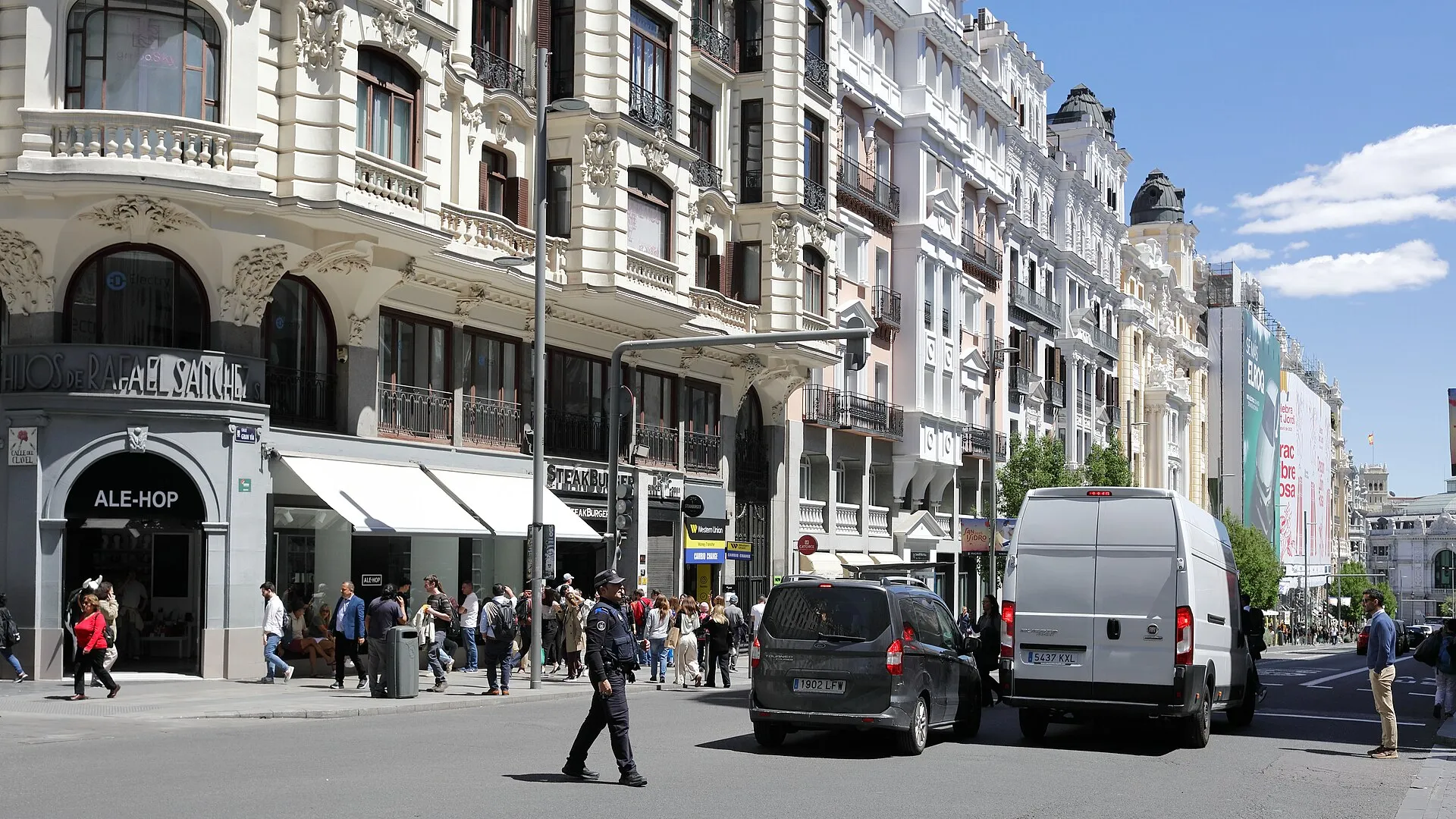 Rue de Madrid pendant la panne générale du 28 avril 2025 : feux éteints, un policier règle la circulation