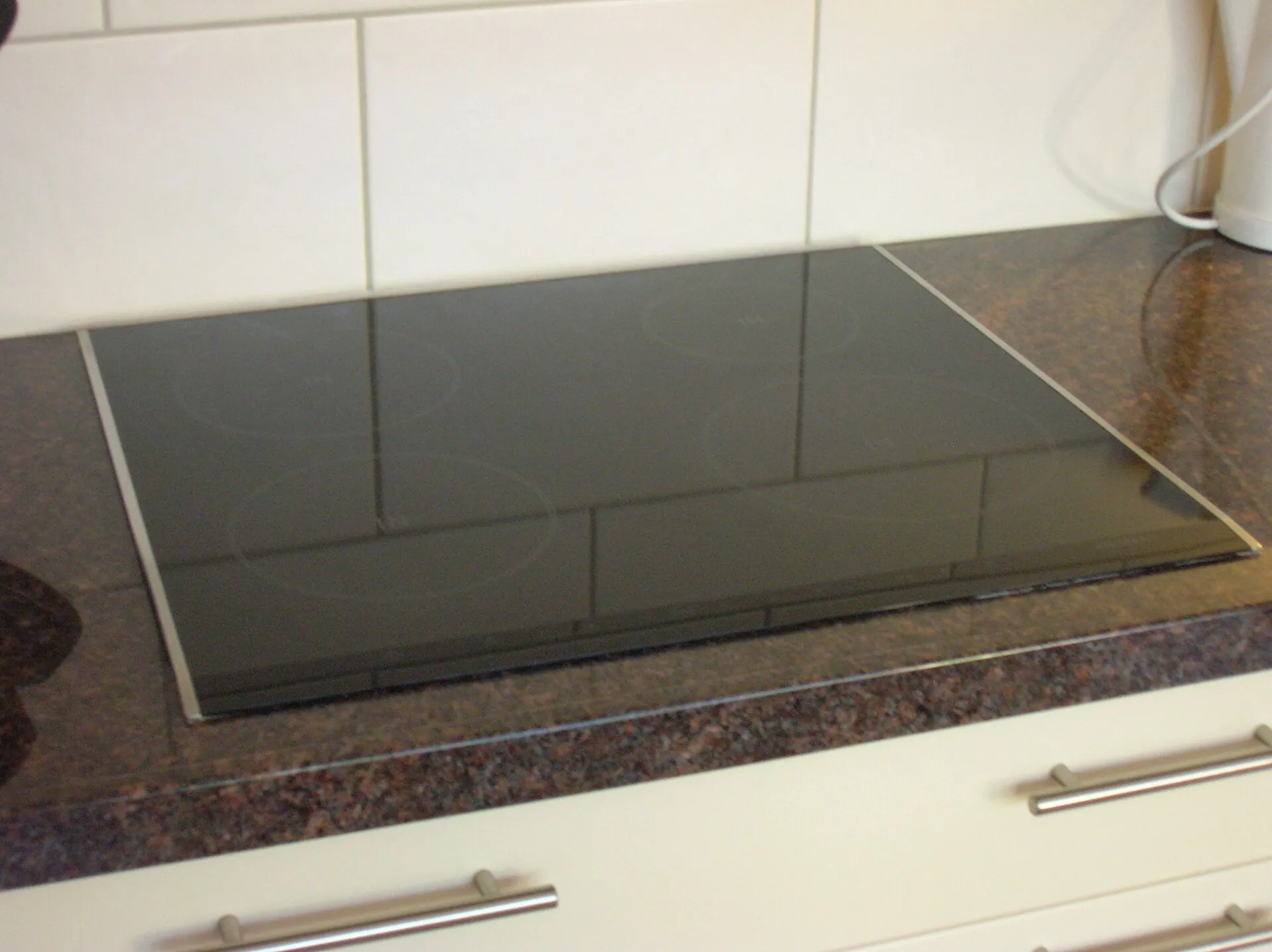 Table de cuisson à induction noire encastrée dans un plan de travail